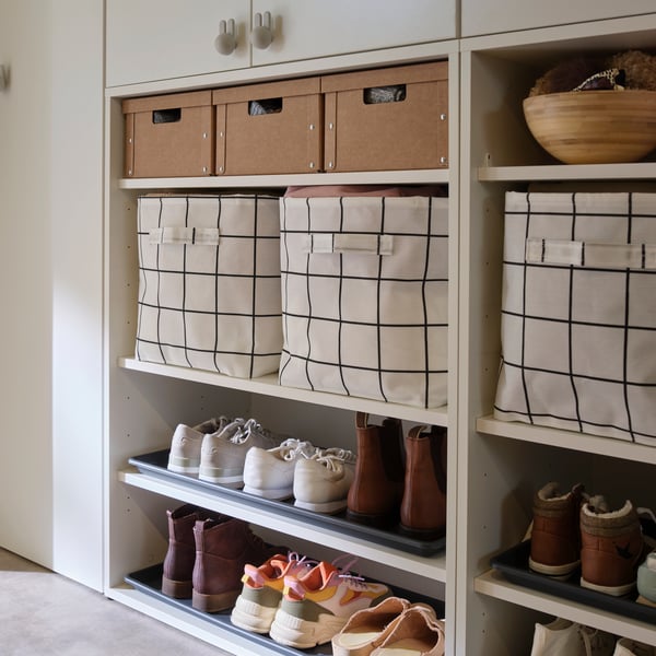 Canastas de almacenaje textiles SLÅTTERVALL colocadas en un armario, utilizadas para organizar ropa y accesorios.