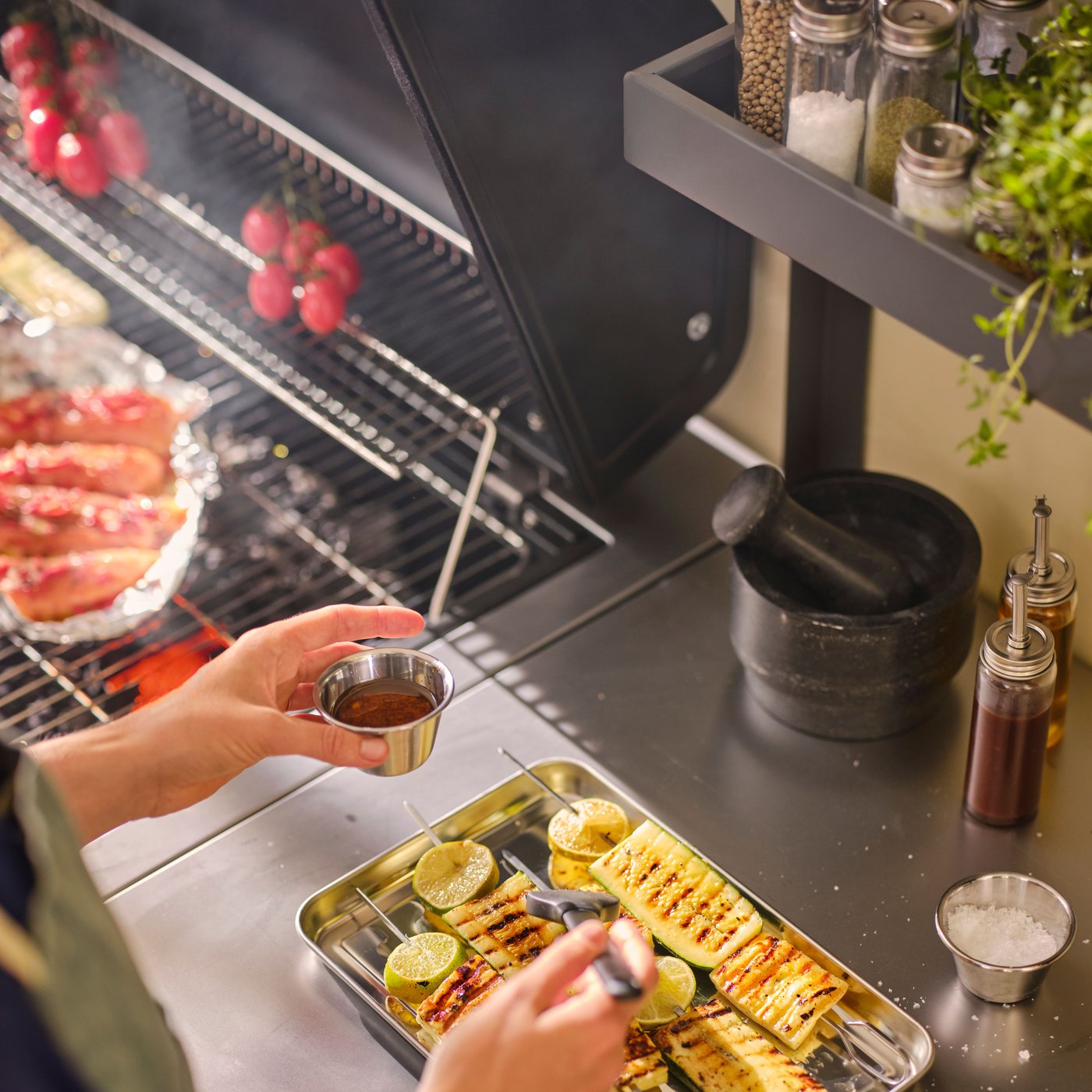 Un mobile BÅTSKÄR da esterno/grigio scuro per lavello.