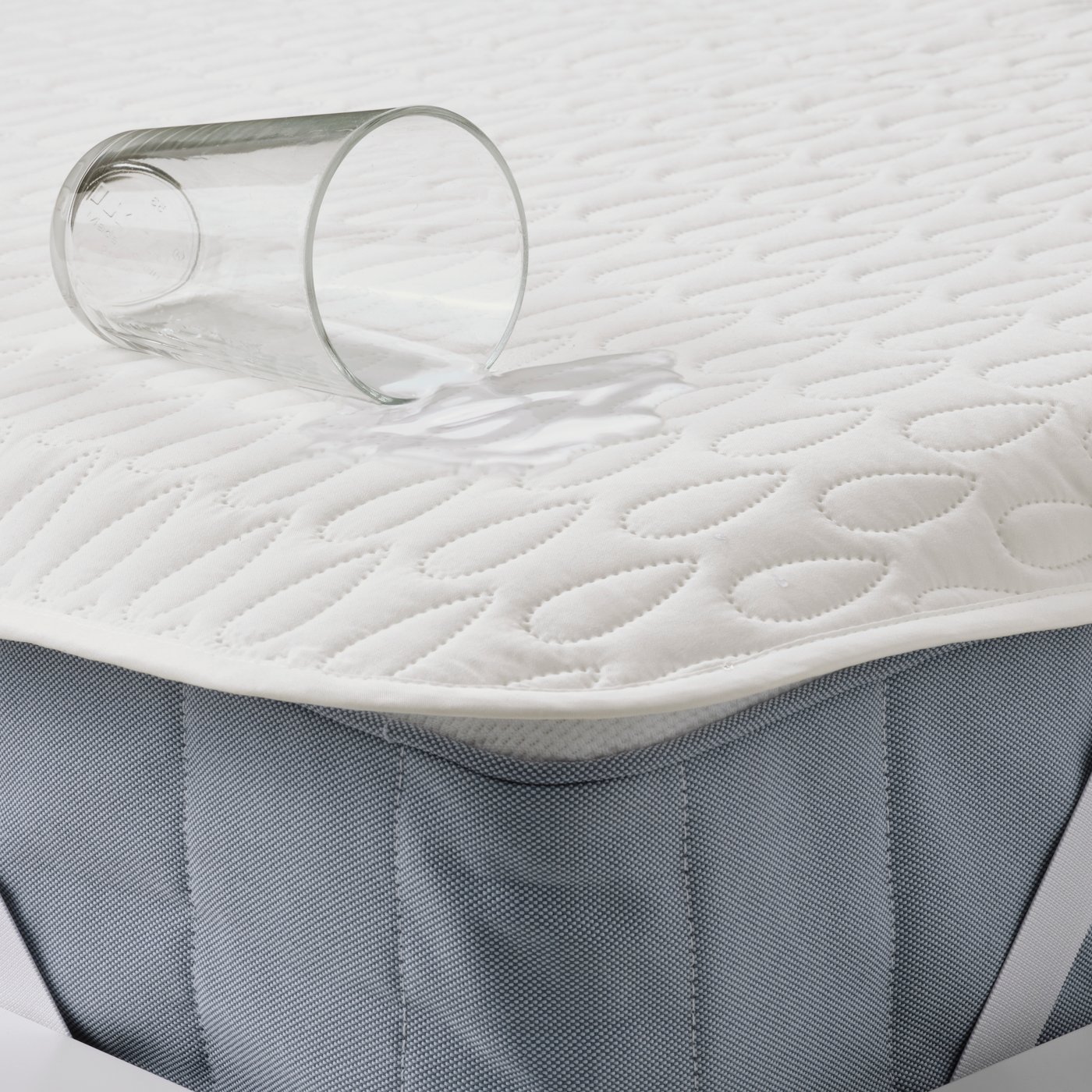 A SOTNÄTFJÄRIL waterproof mattress protector