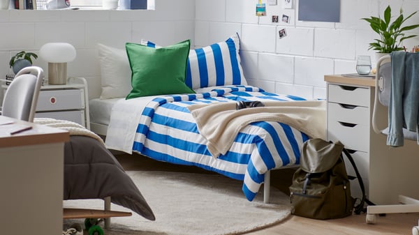 A blue/white SLÅNHÖSTMAL comforter set
