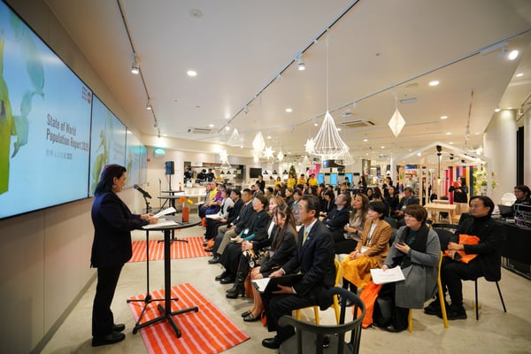 スピーチする人と大勢の聴衆