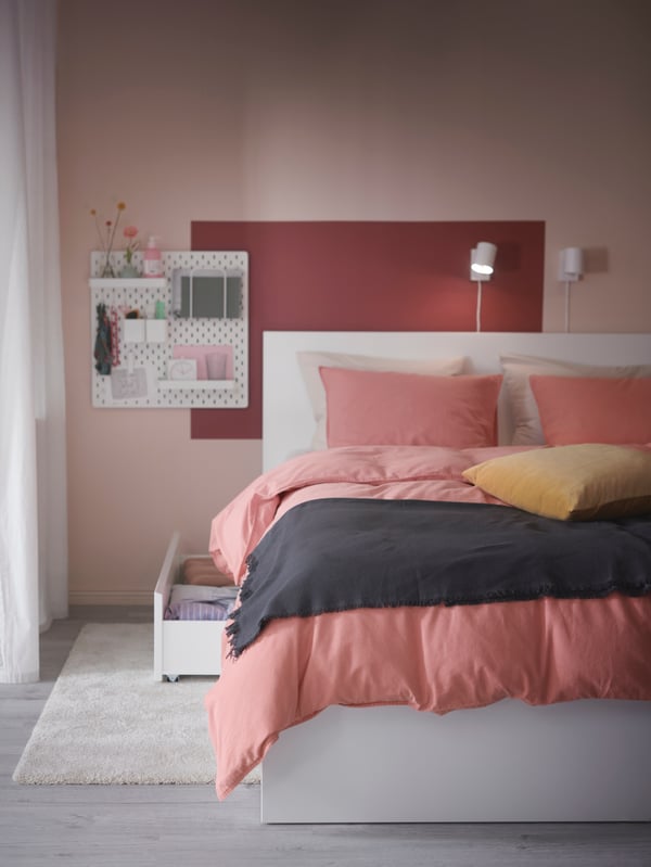 A gray ODDRUN throw in the bedroom
