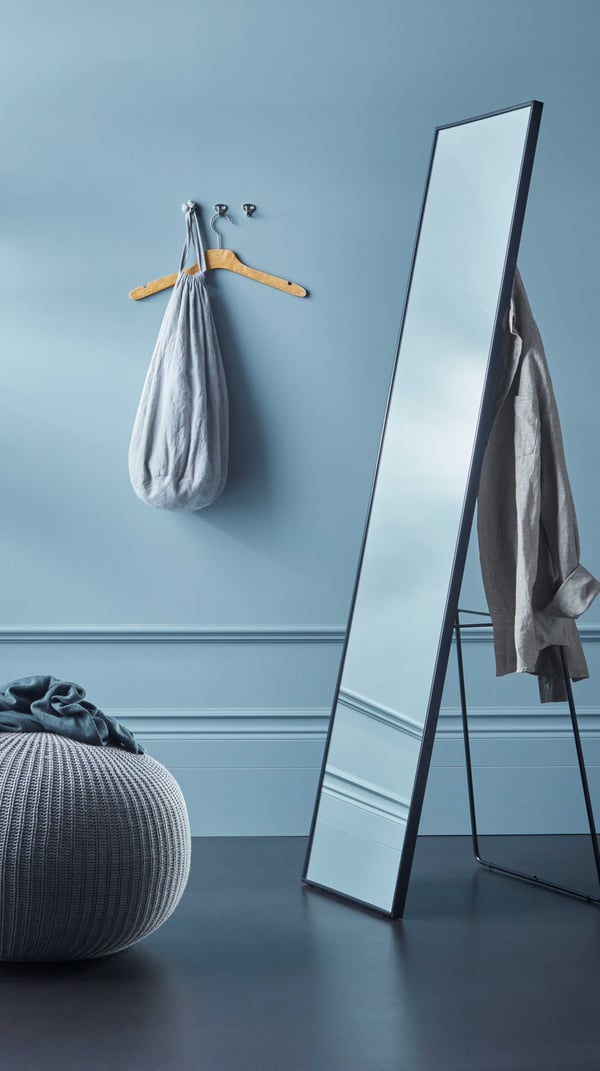A grey SANDARED pouffe in the hallway