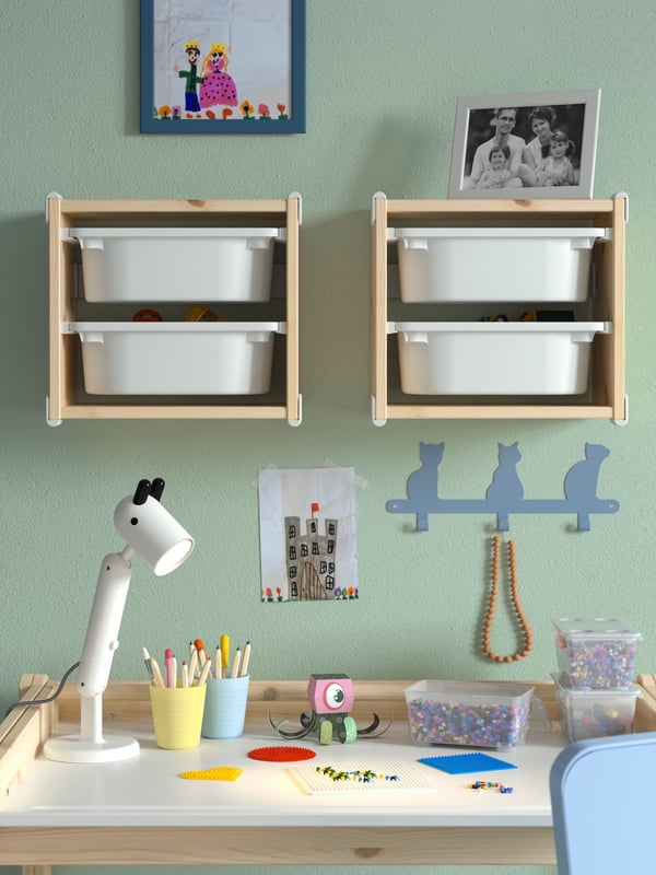 Repisa infantil de pared TROFAST con cajones TROFAST de plástico blanco.