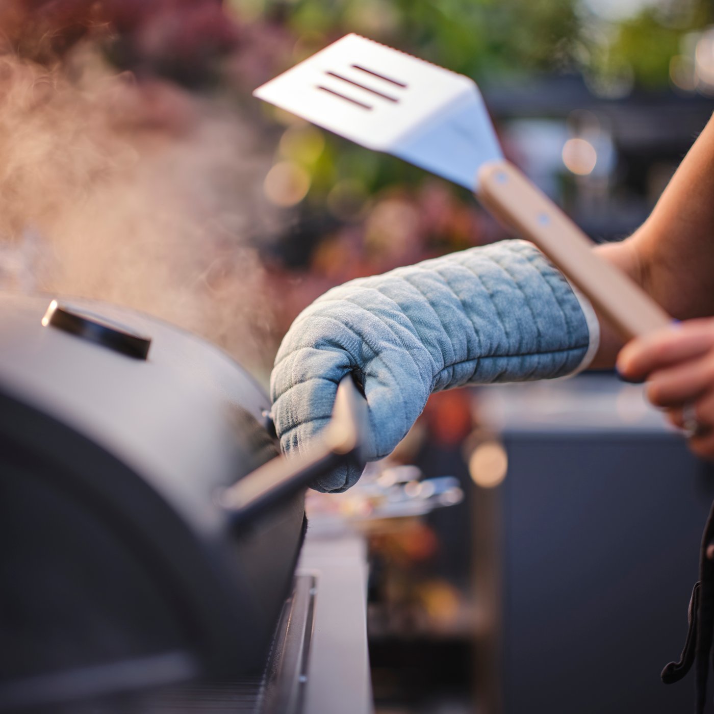 Un gant de cuisine GRILLTIDER gris-turquoise