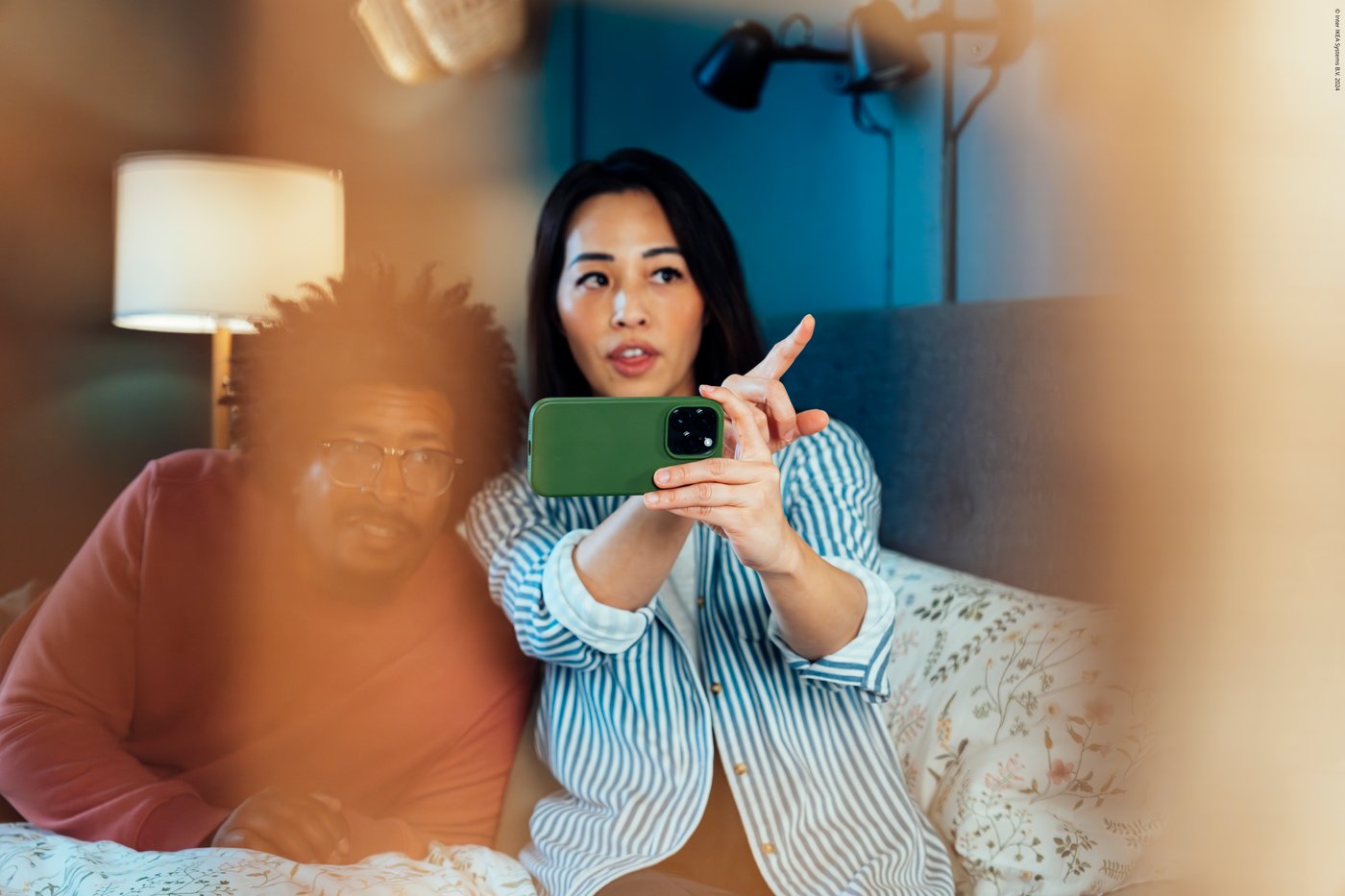 Two people are looking at the IKEA Kreativ app on a smartphone.