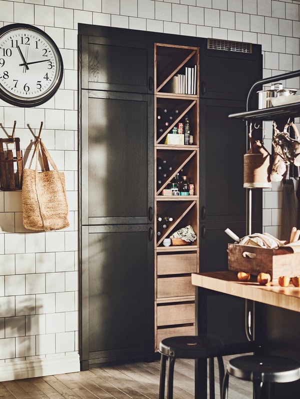Range bouteille dans une cuisine
