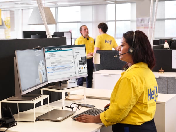 En kundtjänstmedarbetare från IKEA pratar med en kund i ett online-möte.