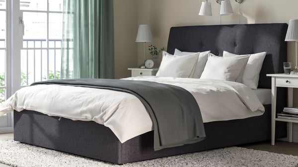 Letto imbottito IDANÄS Gunnared grigio scuro in camera.