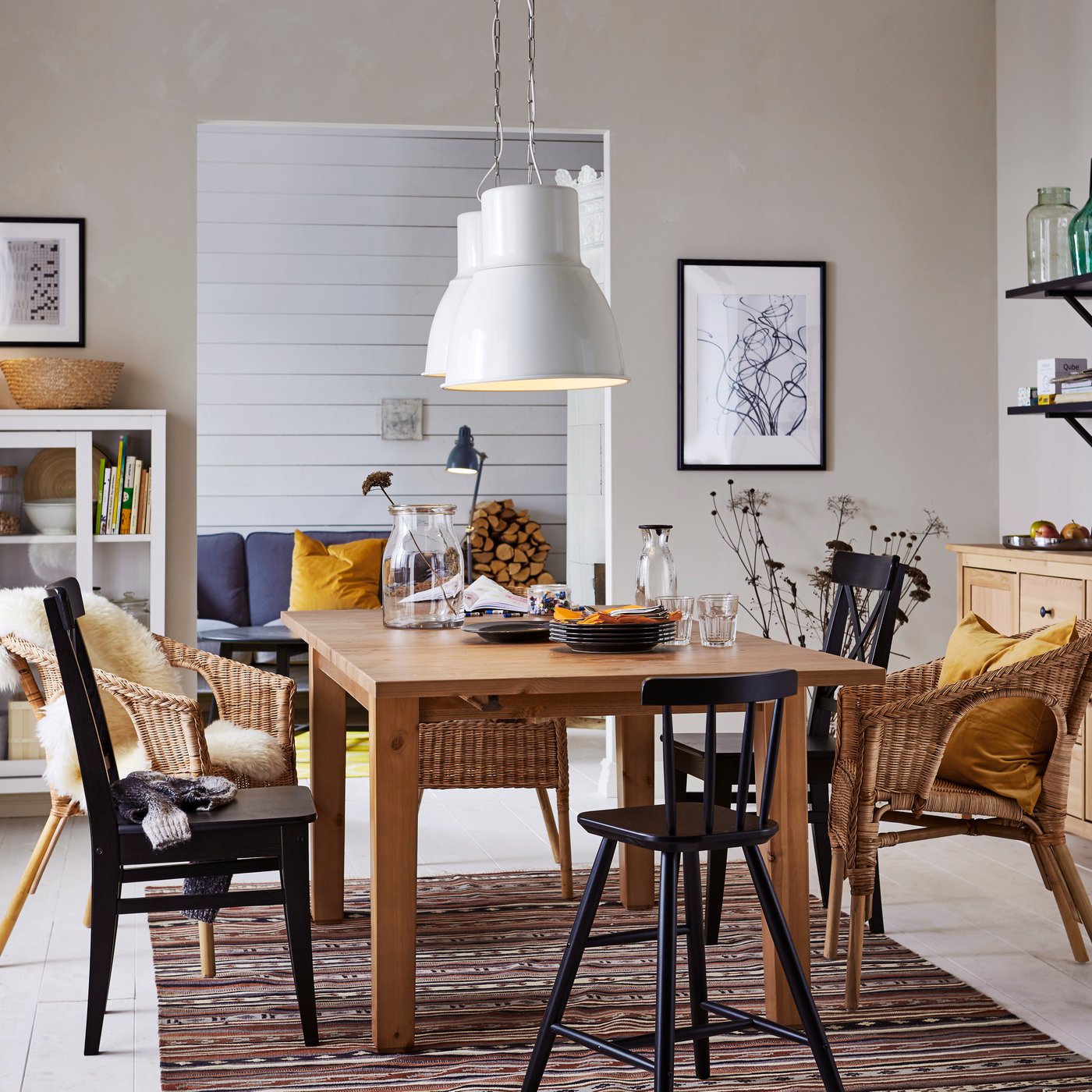 A handmade grey KATTRUP rug, flatwoven in the dining room