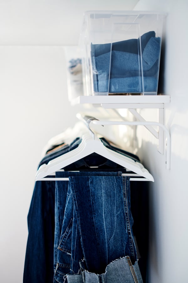 A white MULIG clothes rail in the bedroom