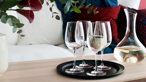 Esszimmer mit einer STORSINT Karaffe aus Klarglas und vier Weingläsern