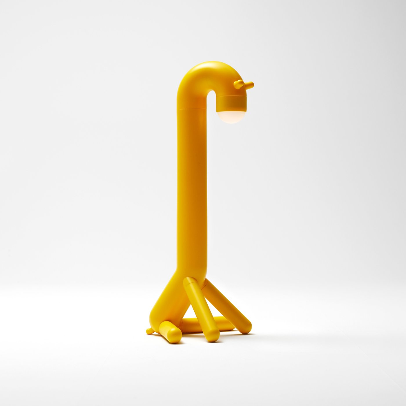 Eine giraffenförmige/gelbe batteriebetriebene GREJSIMOJS LED‑Dekorationsleuchte für den Boden