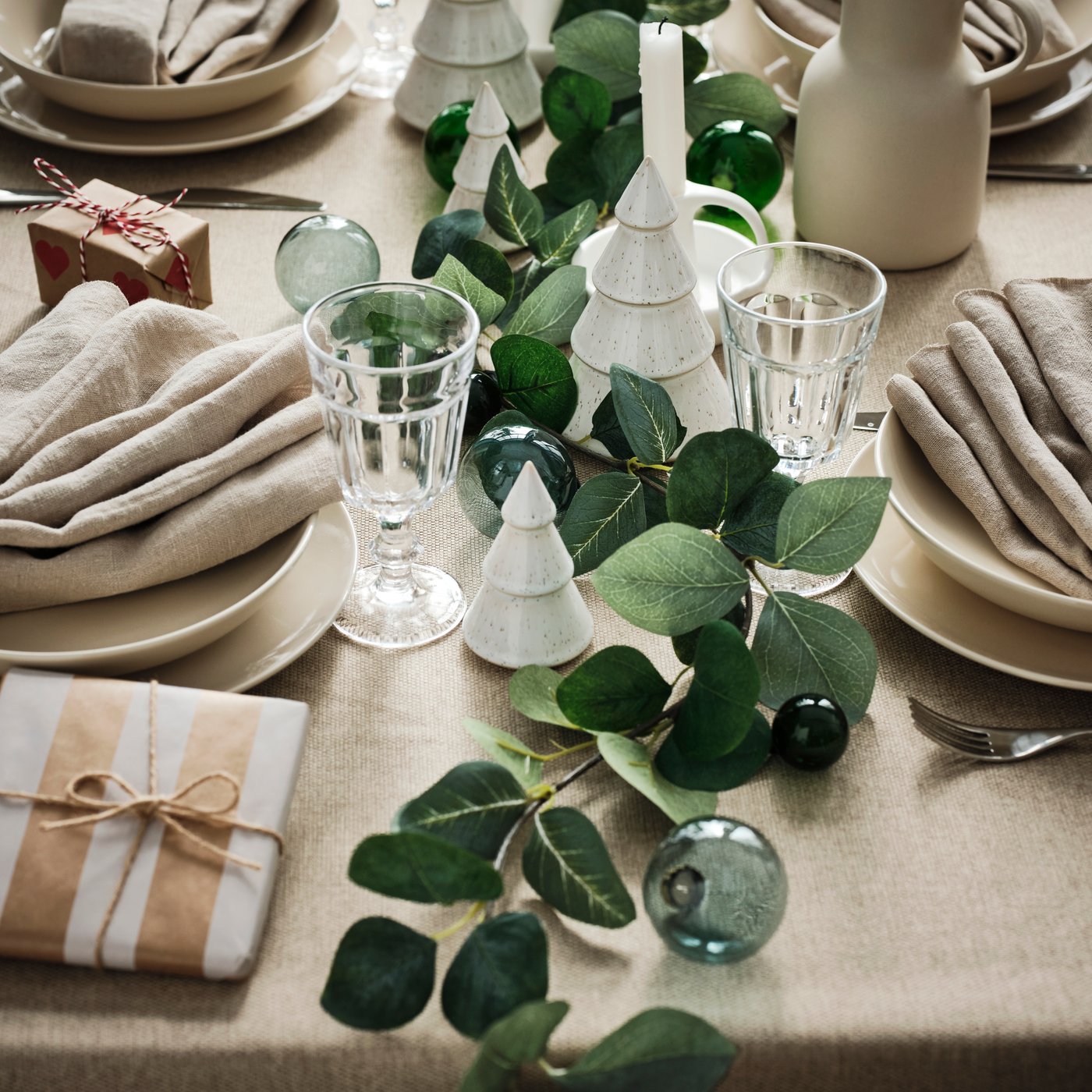 An in/outdoor/eucalyptus VINTERFINT artificial garland