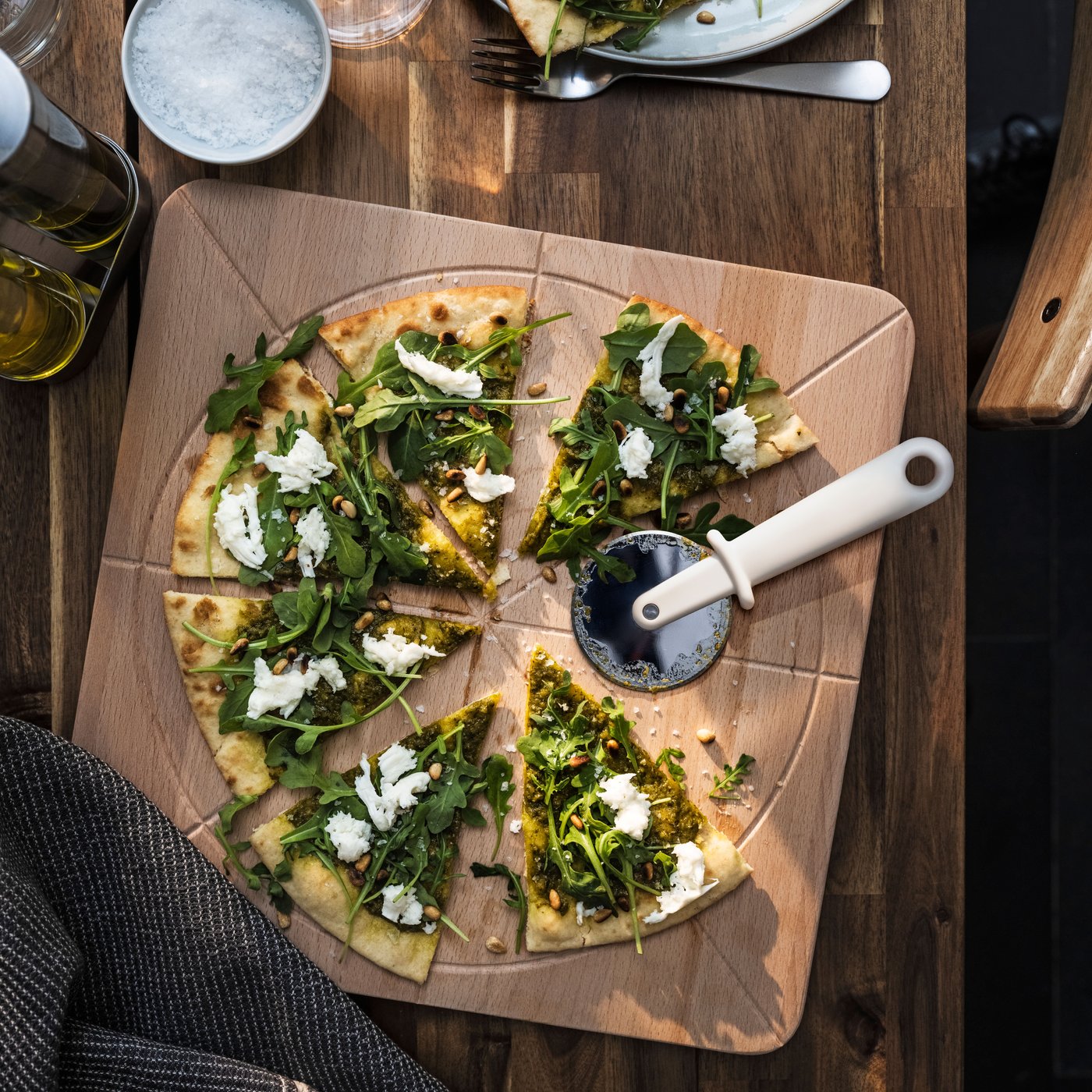 En benvit UPPFYLLD pizzaskärare