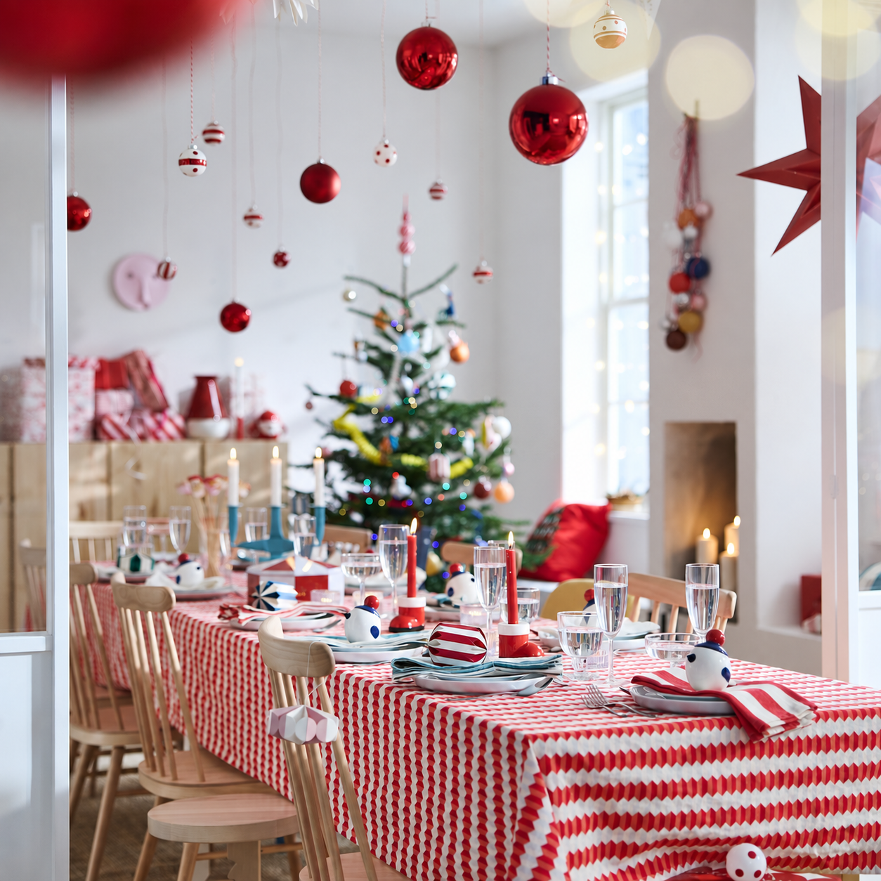 Ein weihnachtlich gedeckter Tisch