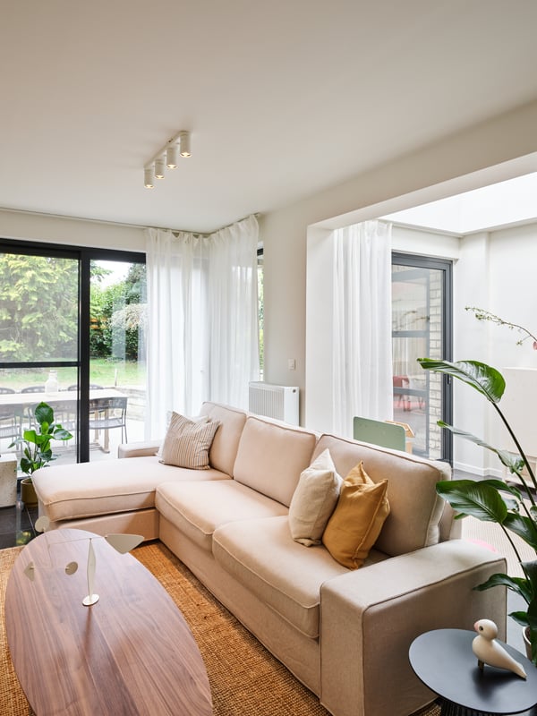 Een beige wit/streep patroon KORALLBUSKE kussenhoes