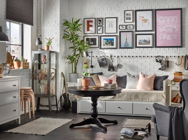 A black stained EDSBRUK frame in the living room