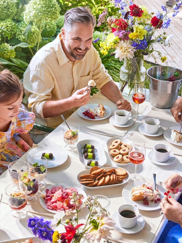 En familie nyter et midtsommermåltid sammen.