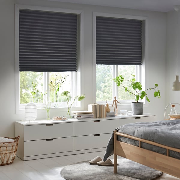 Un pot à plantes BOYSENBÄR gris clair pour l'intérieur et l'extérieur dans la chambre à coucher