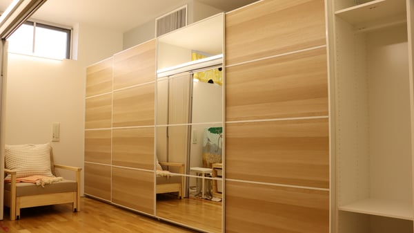 木目と鏡が印象的な大きな収納棚。