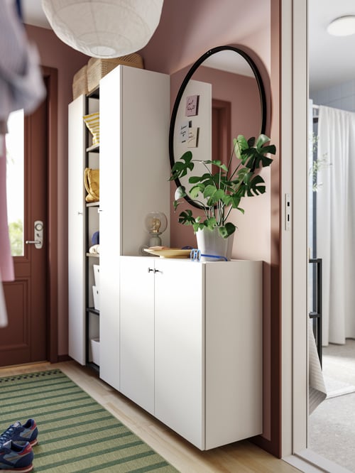 Flur mit einem ENHET Wandschrank mit 2 Böden und Tür, einem ENHET Regalrahmen hoch mit Böden und einem LINDBYN Spiegel.