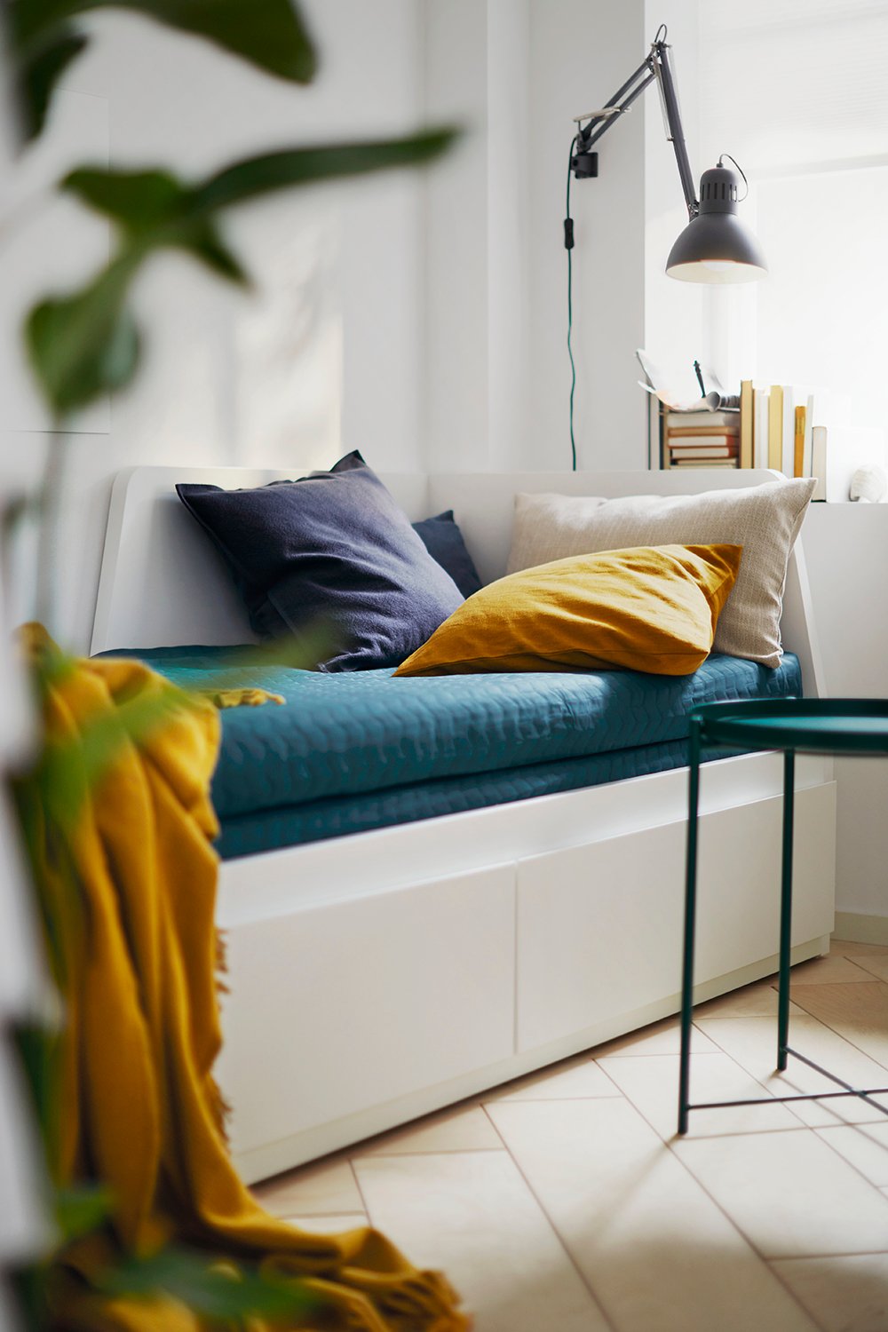 Bijeli okvir dnevnog kreveta FLEKKE s 2 ladice u spavaćoj sobi