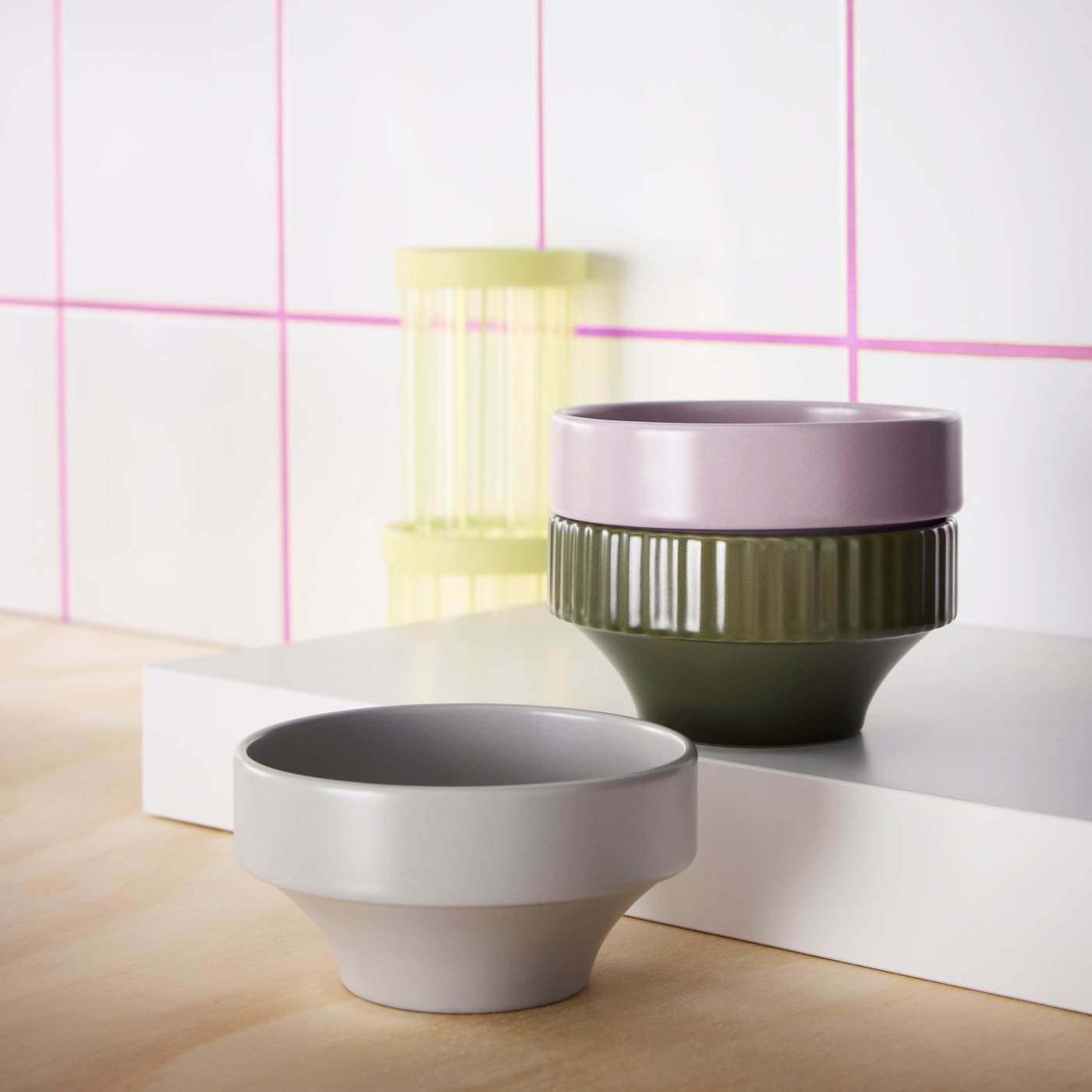 A mixed colours SPJUTLILJA bowl in the kitchen