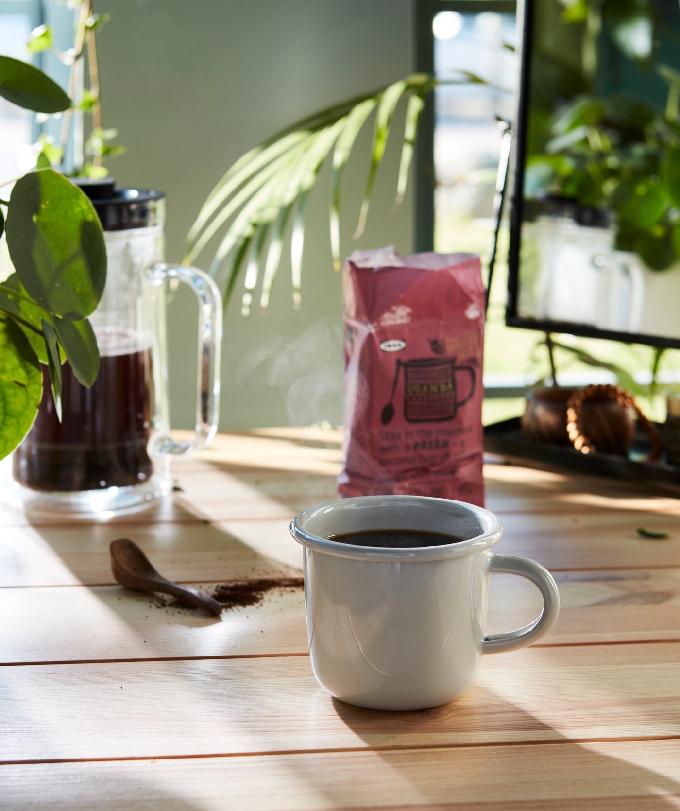 Sonniger Frühstücksmoment mit EGENDOM Becher hellgrau und PÅTÅR Kaffee
