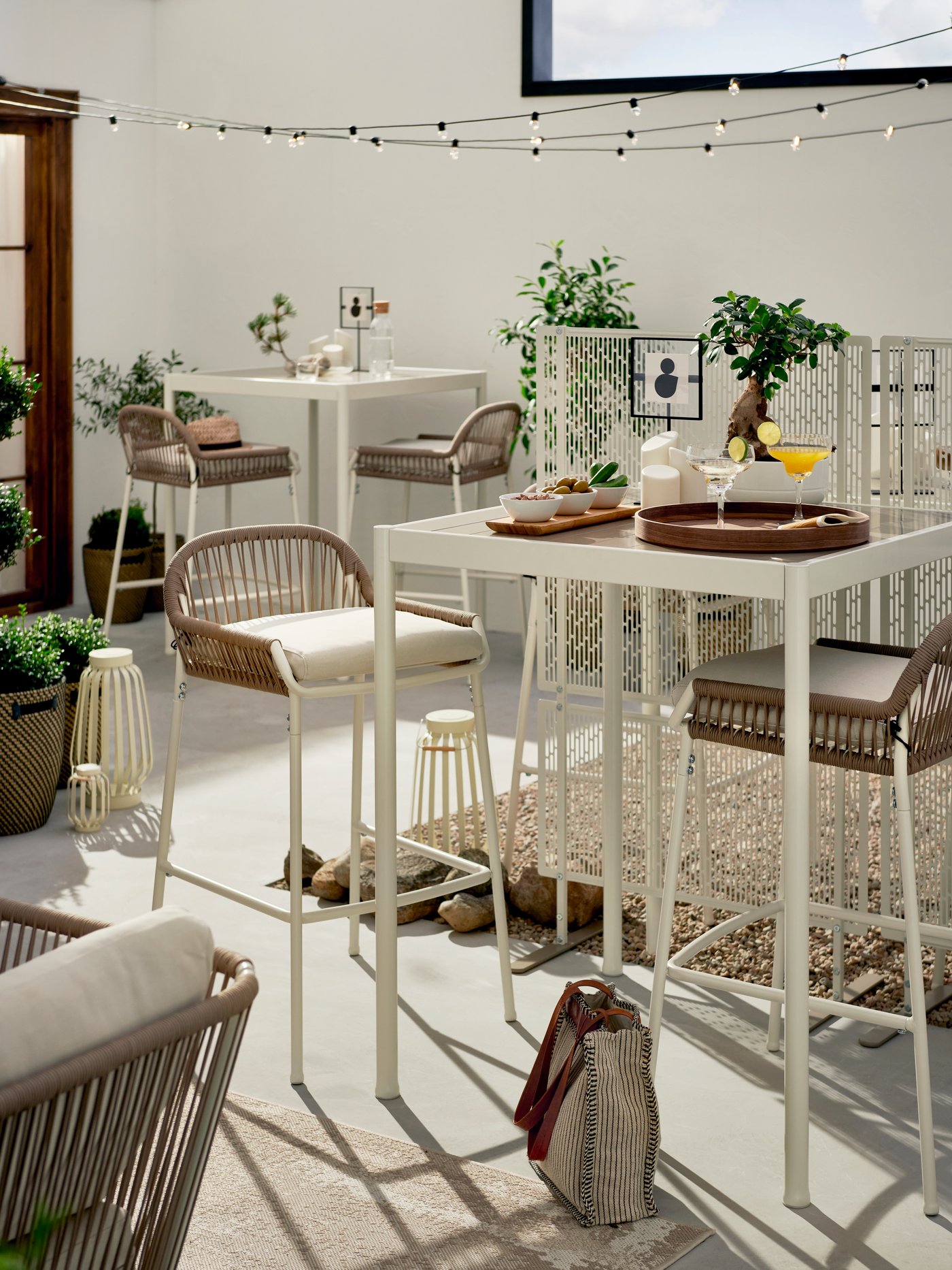 A battery-operated outdoor/beige stripe SOMMARLÅNKE LED floor lamp