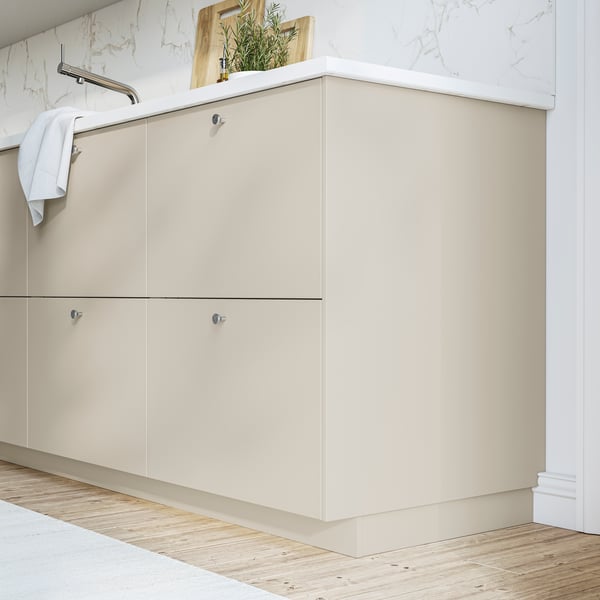 Avarassa ja modernissa IKEA-keittiössä on beiget HAVSTORP-ovet.
