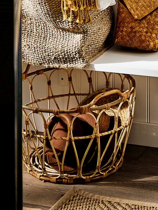 A jute TJILLEVIPS basket in the hallway.