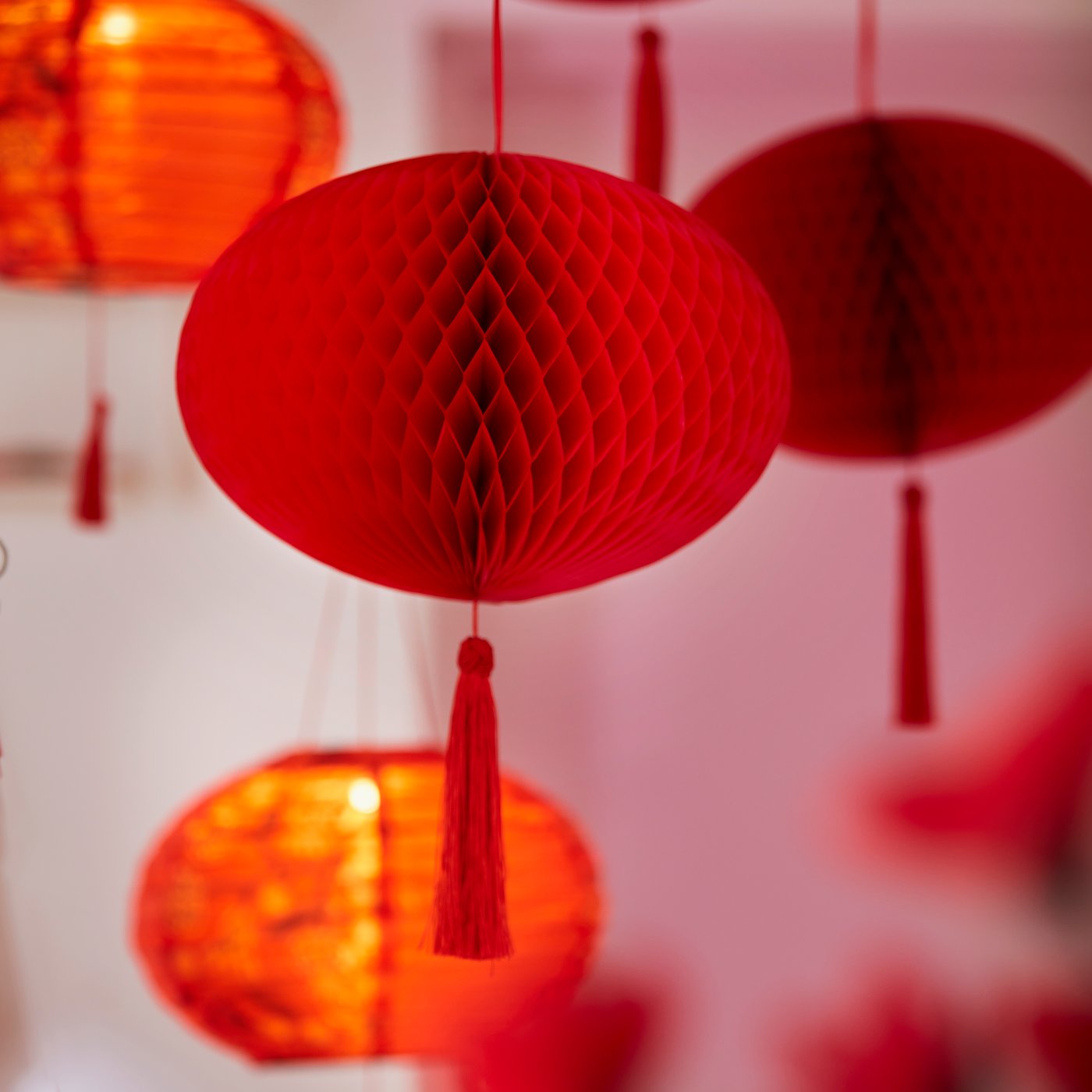 A pomegranate/red FÖSSTA LED lantern