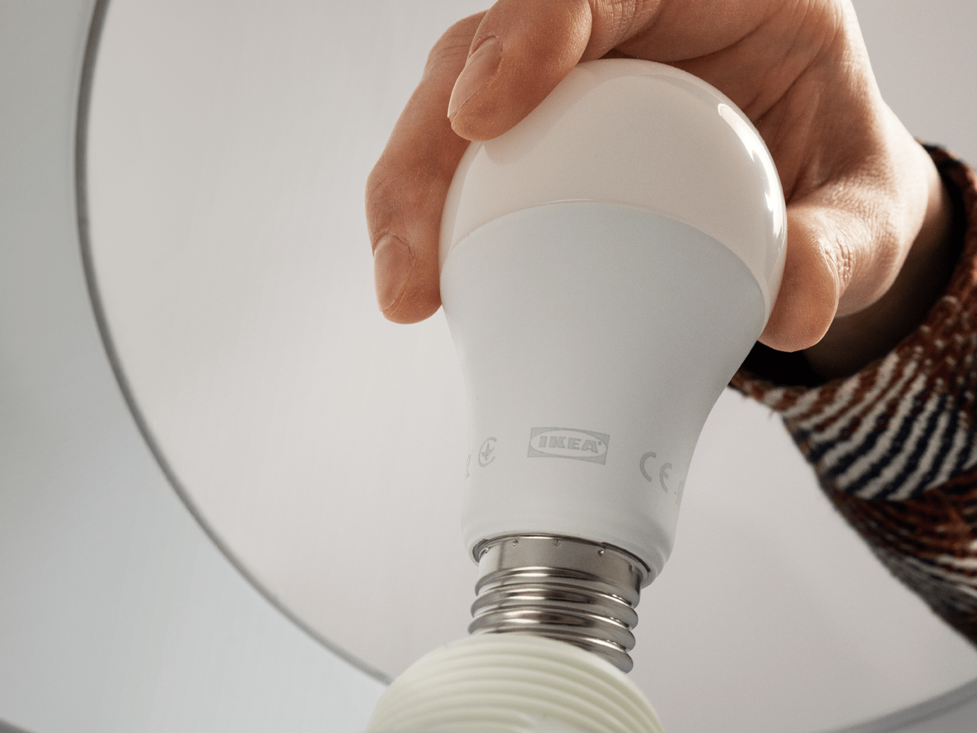 A globe opal white SOLHETTA LED bulb E27 470 lumen