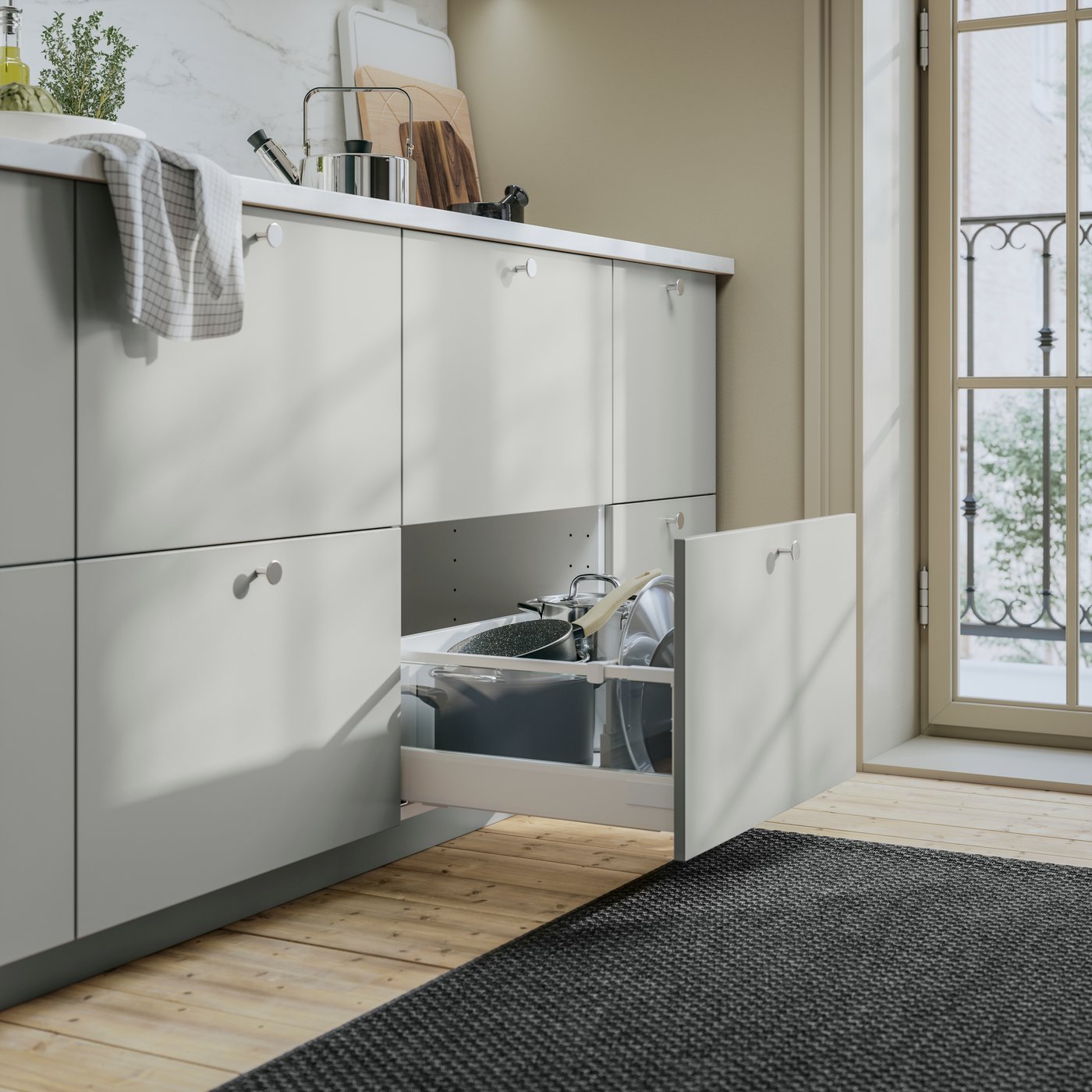 En grå køkkenskuffe trukket ud.