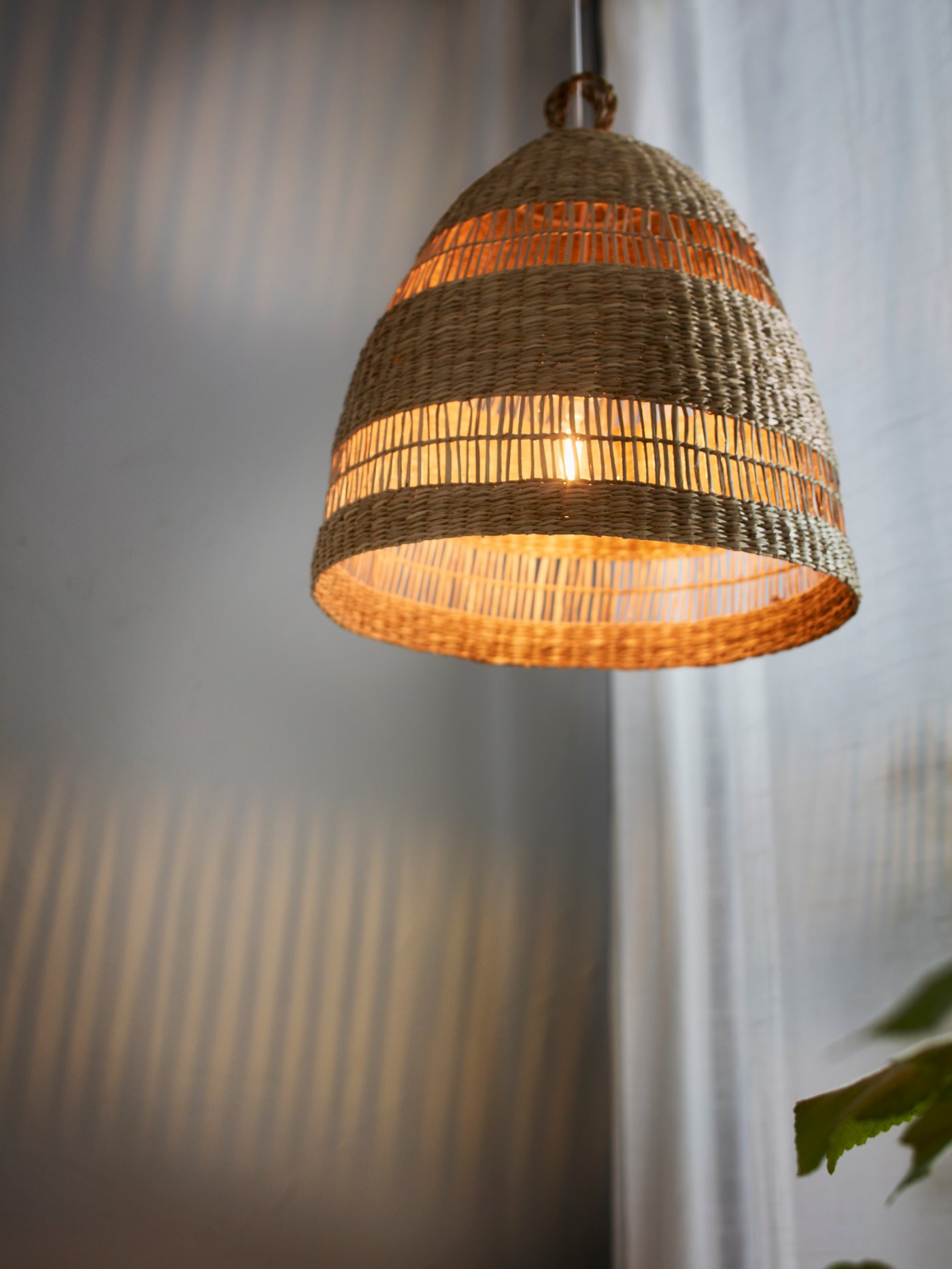 Una pantalla de lámpara TORARED colgando del techo de un espacio.