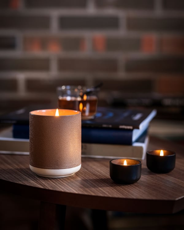A leather & vanilla/brown SILKESTRÄD scented candle in ceramic jar