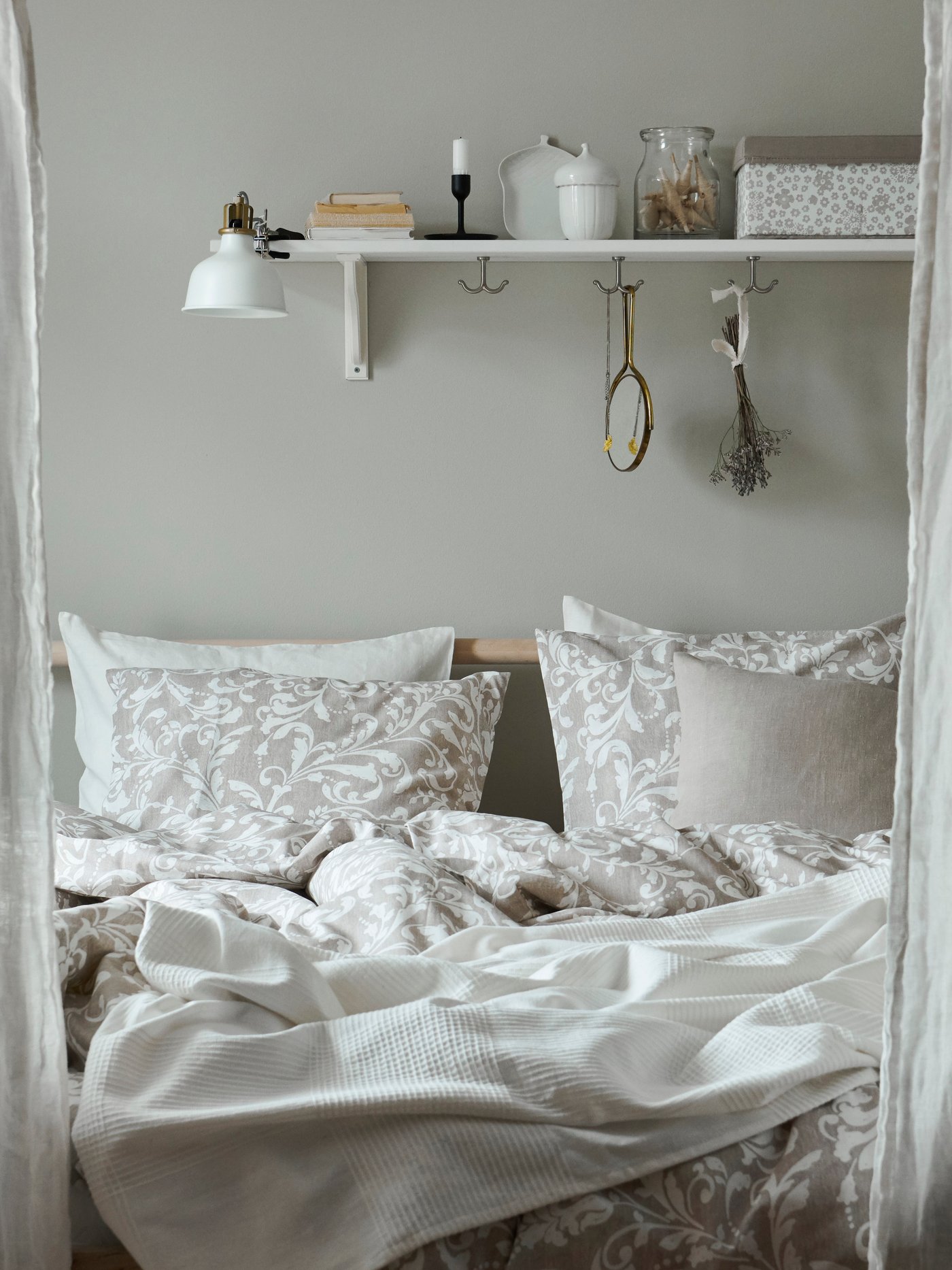 ホワイトとグレーでコーディネートされたベッドルームの写真。