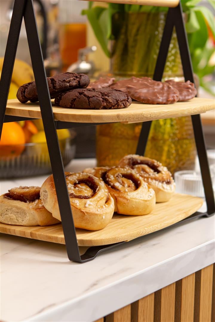 Taula dolça amb una safata FULLSPÄCKAD de bambú/negre per servir