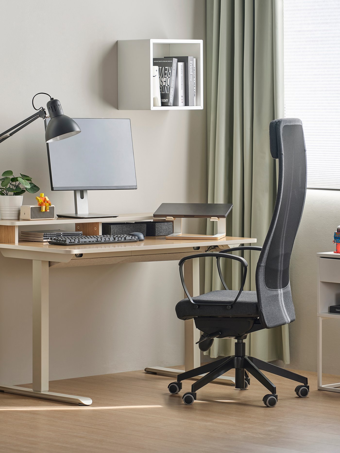 Ein MARKUS Drehstuhl steht an einem Schreibtisch in einem Homeoffice