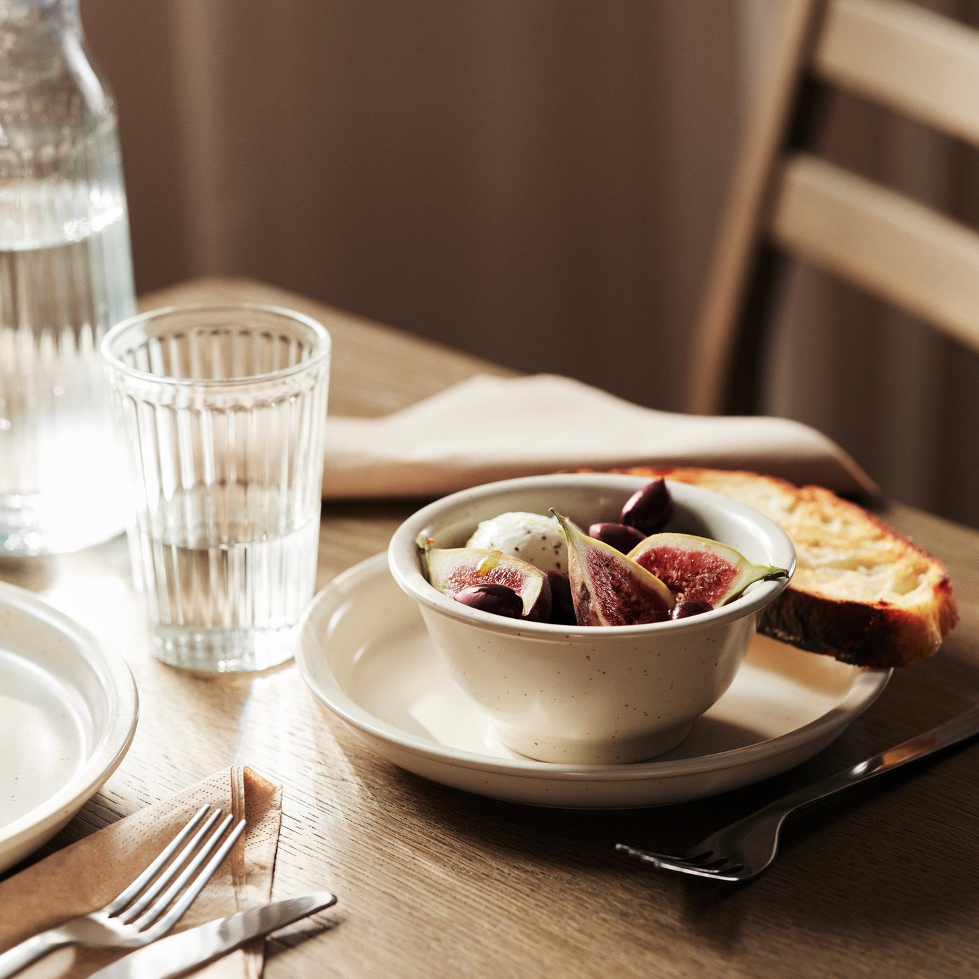 A clear glass/patterned VARDAGEN carafe.