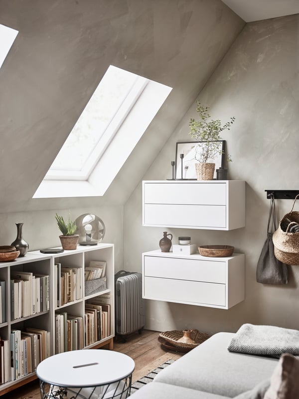 Zwei an der Wand montierte Schränke aus unserer EKET Serie.