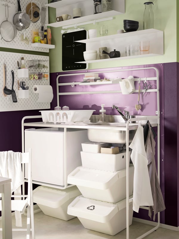 A white FLUNDRA dish drainer in the kitchen