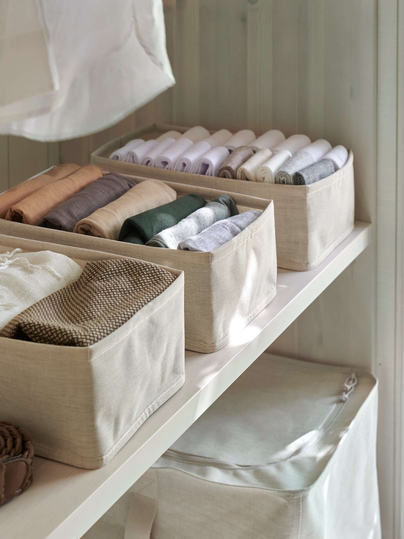 pojemniki do przechowywania ubrań w szafie