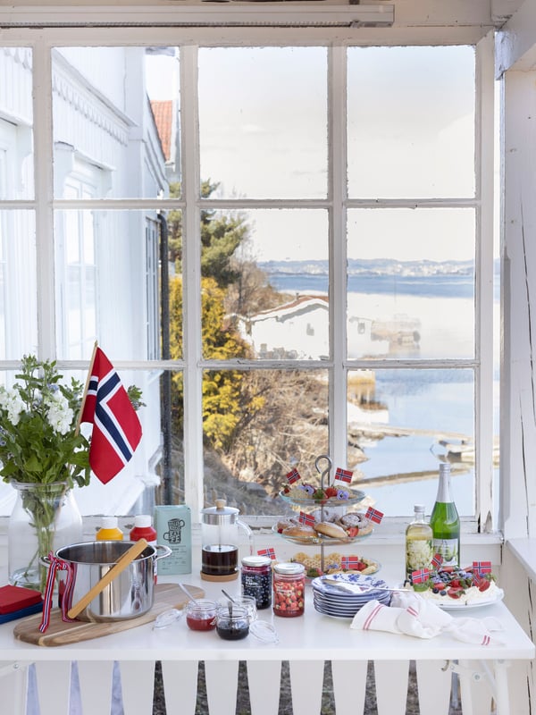 Ta inn hagebordet, eller ha et sammenleggbart bord liggende under sengen eller stående i boden til de store sammenkomstene. 