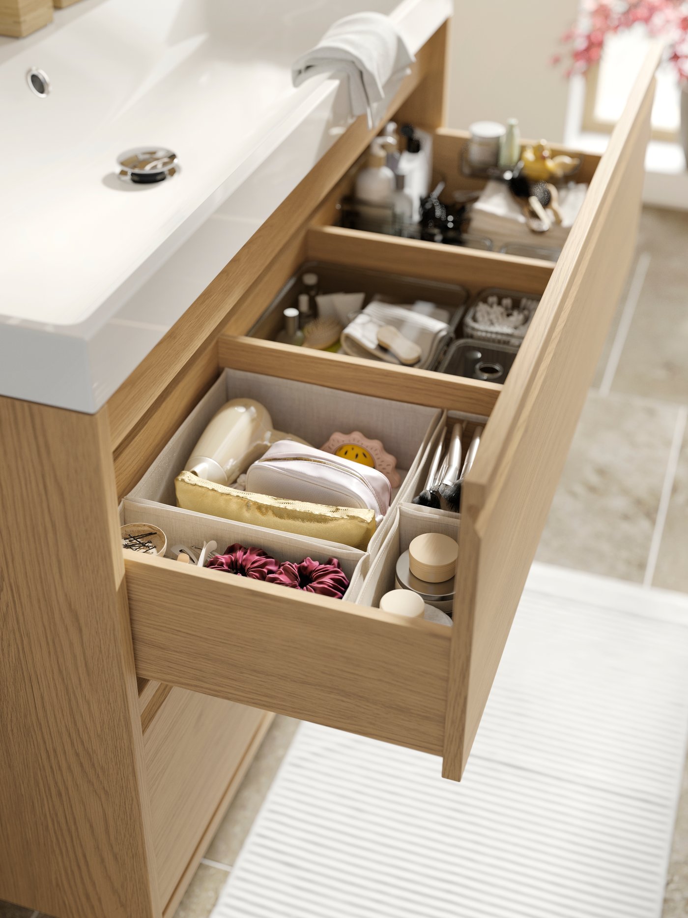 Un tiroir de meuble pour lavabo ouvert avec accessoires de rangement intérieur VISSLAÅN