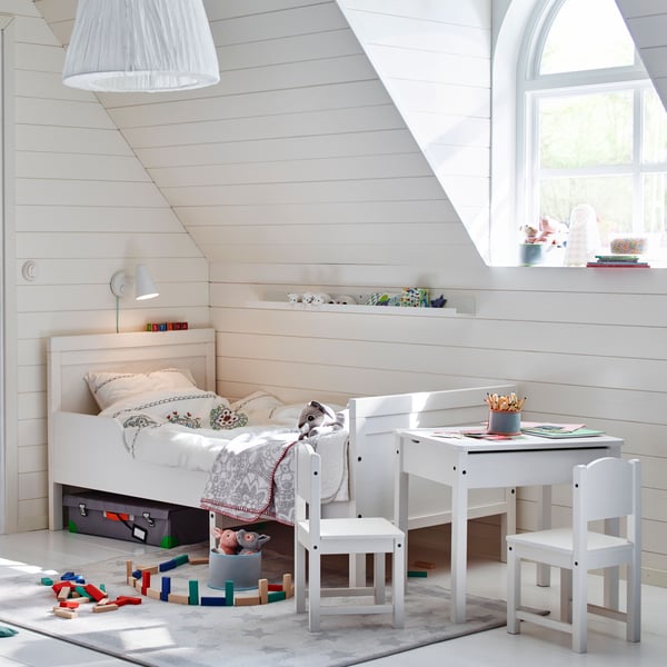 A white children's room with wooden SUNDVIK furniture