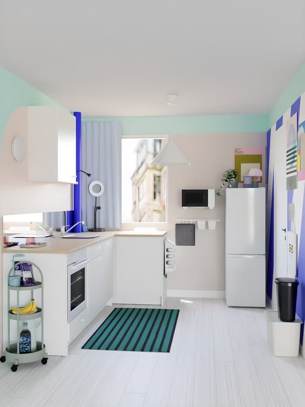 Cuisine blanche avec tapis rayé noir et vert au sol