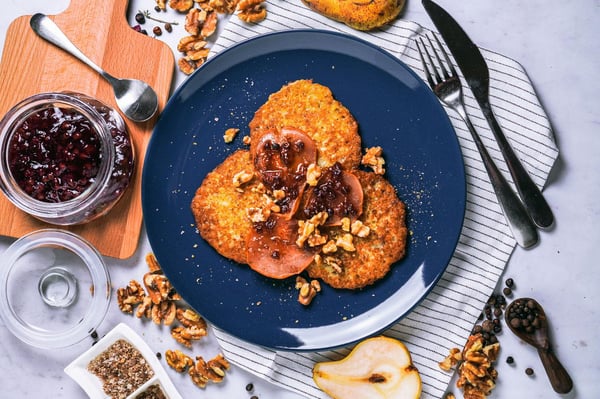 Rösti with pears, lingonberries and toasted walnuts