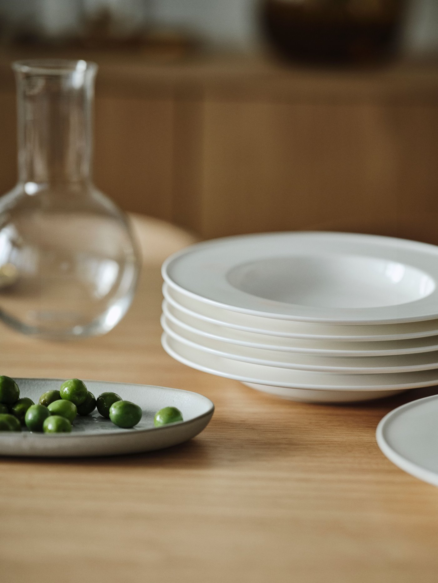 إبريق زجاجي من طراز STOCKHOLM 2025 في غرفة الطعام